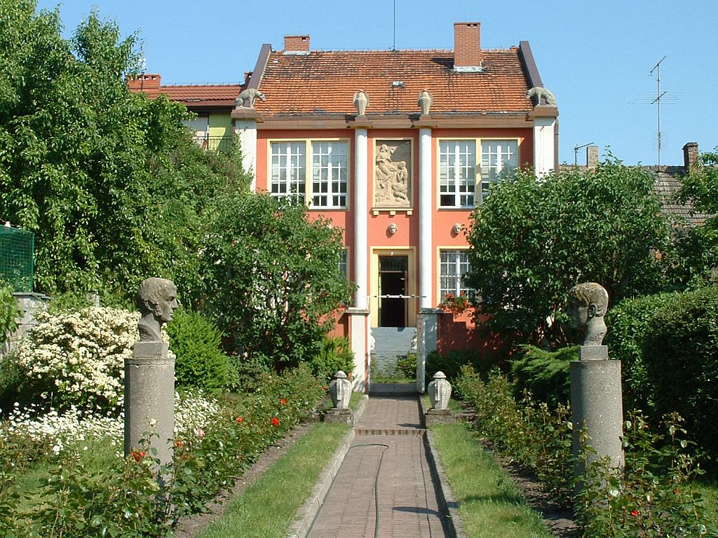 Muzeum Marcina Rożka … Więcej W 1968r władze miasta Wolsztyna, w oparciu o prywatną kolekcję i dzięki siostrze M. Rożka – Jadwidze, utworzyły muzeum jego imienia. We wnętrzach z lat 30. znajduje się ekspozycja stała poświęcona życiu i twórczości rzeźbiarza i malarza oraz wystawy czasowe.