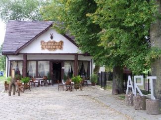 Galeria & Cafe „Sarenka” … Więcej Galeria & Cafe „Sarenka” w Białowieży (ul. Waszkiewicza 8) zaprasza wędrowców do kawiarni, sklepiku z wyrobami zielarskimi, pamiątkami, przewodnikami turystycznymi itp. To tu organizowane są wernisaże, wieczory poetyckie …