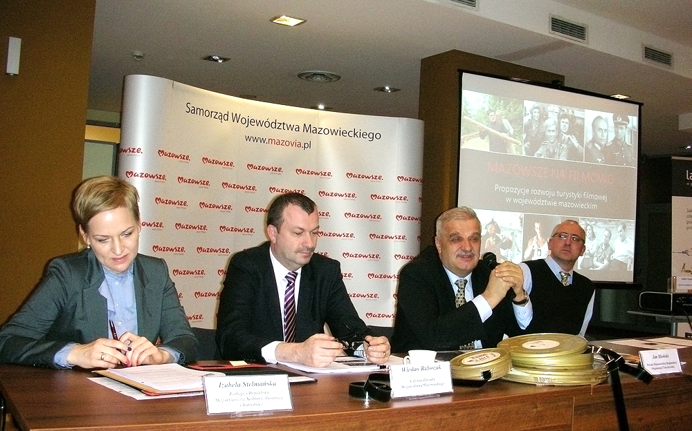 Spotkanie z dziennikarzami...Więcej W spotkaniu z dziennikarzami uczestniczyli (od lewej) Izabela Stelmańska, zastępca dyrektora Departamentu Kultury Promocji i Turystyki, Wiesław Raboszuk, członek Zarządu Województwa Mazowieckiego, Jan Błoński, prezes Mazowieckiej Regionalnej Organizacji Turystycznej, jednocześnie prezes OST Gromada i wiceprezes Izby Gospodarczej PZH, Marek Szymański, autor książki „Polska na filmowo”