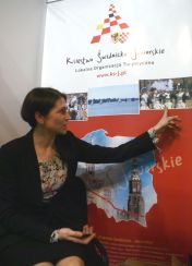 Dyrektor Ewa Miszczuk-Paluszek … Więcej Ewa Miszczuk-Paluszek, dyrektor biura LOT „Księstwo Świdnicko-Jaworskie”, opowiada o twierdzy w Srebrnej Górze, w której działa jedna z grup rekonstrukcyjnych na Dolnym Śląsku / fot. Marek Perzyński