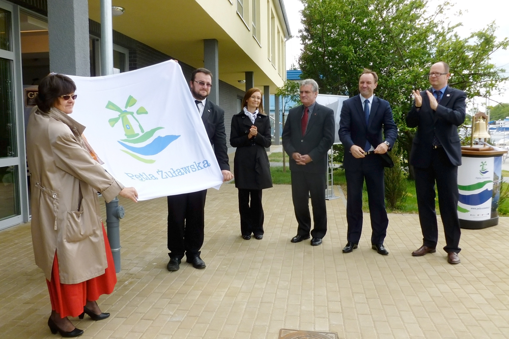 Uhonorowanie Flagą … Więcej Uhonorowanie Flagą Pętli Żuławskiej osób zasłużonych w rewitalizacji szlaków wodnych / fot.: Kazimierz Netka