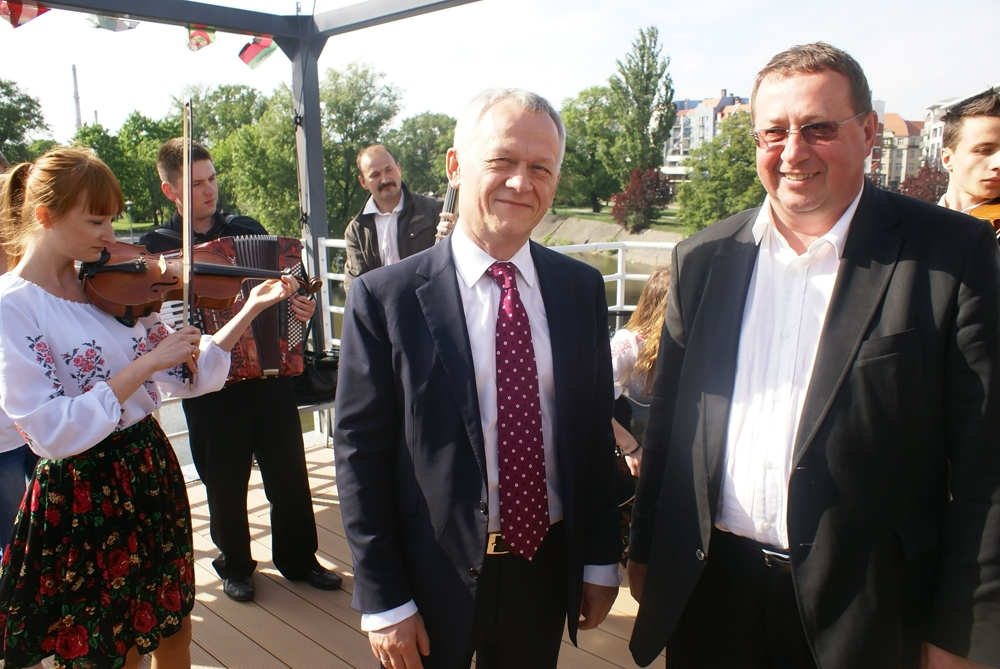 Dni Kultury Ukraińskiej odwiedzili … Więcej Wiceprezes DOT Jerzy Ludwin (pierwszy z prawej) i konsul honorowy Ukrainy we Wrocławiu Grzegorz Dzik / fot.: Marek Perzyński