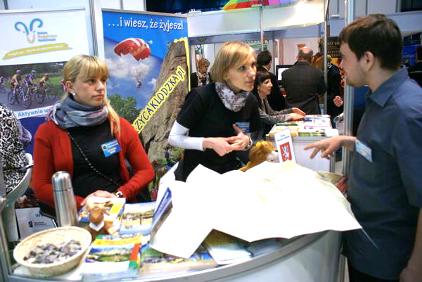 Danuta Śliwińska i Ewa Szturo w Urzędzie Gminy Podgórzyn zajmują się promocją, w tym wdrażaniem projektów unijnych w turystyce / fot. Marek Perzyński