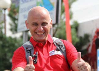 Włodzimierz Szczurek, dyrektor kijowskiego…Więcej Optymizm pomaga w osiągnięciu celu. Dyrektor kijowskiego ośrodka POT Włodzimierz Szczurek przekonał dziennikarzy ukraińskiej telewizji STB do pomysłu nakręcenia filmu w Polsce, przyjął zobowiązanie wytypowania odpowiedniego miejsca do pracy ekipy terapeutów i filmowców, dopasowania dogodnych terminów, zapewnienia środków finansowych oraz dopilnowania formalności wizowych