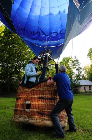 Wiesław Pardyka w gondoli balonu...Więcej Wiesław Pardyka (w gondoli balonu) wraz ze wspólnikiem, na co dzień pracownicy Zakładu Leczniczego „Uzdrowisko Nałęczów”, są jednymi z pierwszych w regionie pilotów zamierzających świadczyć usługi turystycznych lotów widokowych nad Krainą Lessowych Wąwozów