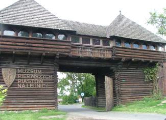 Brama prowadząca do Muzeum Pierwszych Piastów na Lednicy Brama prowadząca do Muzeum Pierwszych Piastów na Lednicy