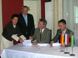 Przedstawicie partnerskich miast Ostrołęka i Meppen podpisują porozumienie…Więcej » Przedstawicie partnerskich miast Ostrołęka i Meppen podpisują porozumienie…Więcej »