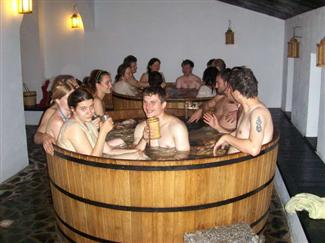 Dębowe balie z solankową wodą termalną…Więcej »