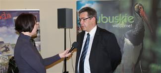 Po konferencji prasowej rezerwuje się czas na indywidualne rozmowy z dziennikarzami. Na zdjęciu wiceprezes POT Bartłomiej Walas Po konferencji prasowej rezerwuje się czas na indywidualne rozmowy z dziennikarzami. Na zdjęciu wic