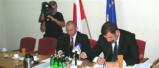 Pod umową podpisy złożyli - w imieniu Instytucji Pośredniczącej Rafał Baniak (z prawej), podsekretar