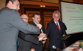 Wymiana uścisków dłoni ministrów…Więcej »