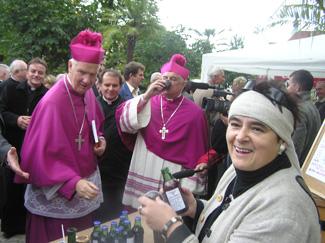 Anna Lech prezentuje wyroby hierarchom ze Świdnicy, w tym bp. Ignacemu Decowi (z lewej)
