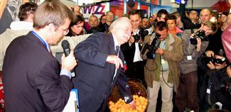 Lech Wałęsa podczas uroczystości losowania nagrody dla milionowego pasażera jednej z linii lotniczyc