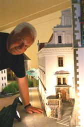 Marian Piasecki przy modelu ratusza w Goerlitz…Więcej » Marian Piasecki przy modelu ratusza w Goerlitz…Więcej »