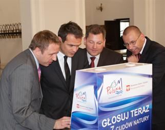 Wspólne głosowanie. Od prawej  ...Więcej>>