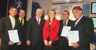 Laureaci „Medienpreis 2008“ oraz zarząd stowarzyszenia VAP z wicekanclerzem i ministrem spraw zagran