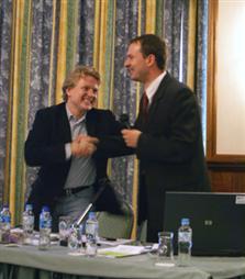 Piotr Borys (z prawej), prezes DOT podziękował swojemu poprzednikowi za ogromny wkład w rozwój turystyki na Dolnym Śląsku Piotr Borys (z prawej), prezes DOT podziękował swojemu poprzednikowi za ogromny wkład w rozwój tury