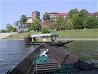 Drewniany krakowski tramwaj wodny…Więcej »