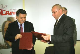 Wymiana podpisanych dokumentów. Waldemar Siwiński, prezes Zarządu Fundacji Edukacyjnej „Perspektywy” (z lewej) i Rafał Szmytke, prezes Polskiej Organizacji Turystycznej Wymiana podpisanych dokumentów. Waldemar Siwiński, prezes Zarządu Fundacji Edukacyjnej „Perspektywy