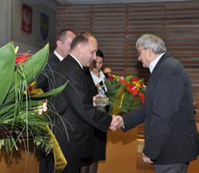 Czesław Choroś, skarbnik OROT odbiera Wyróżnienie dla Opolskiej Regionalnej Organizacji Turystycznej w I edycji konkursu „Opolskie Niezapominajki” z rąk Józefa Kotysia, wicemarszałka województwa opolskiego Czesław Choroś, skarbnik OROT odbiera Wyróżnienie dla Opolskiej Regionalnej Organizacji Turystycznej