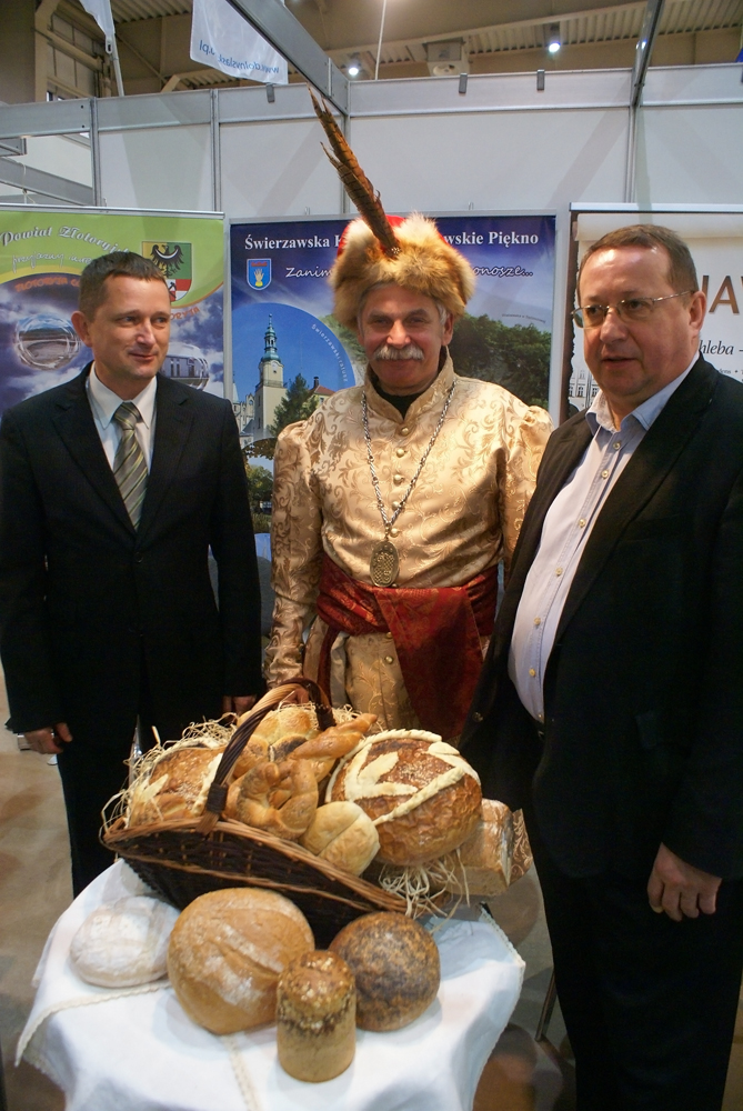 Kasztelan zamku Grodziec (w kontuszu) … Więcej Kasztelan zamku Grodziec Zenon Bernacki (w kontuszu), dyrektor biura zarządu DOT Rajmund Papiernik (z lewej) i wiceprezes DOT, Jerzy Ludwin / fot.: M. Perzyński