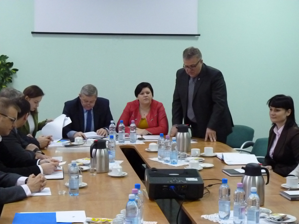 Pierwsze zebranie kołobrzeskiego LOT … Więcej Pierwsze zebranie kołobrzeskiego LOT. U szczytu stołu od lewej Ryszard Woźniak, prezes Regionalnego Stowarzyszenia Turystyczno-Uzdrowiskowego w Kołobrzegu, Kamila Barszczewska, nowo wybrana prezes LOT oraz Janusz Gromek, prezydent Kołobrzegu / fot.: Ewa Dubois