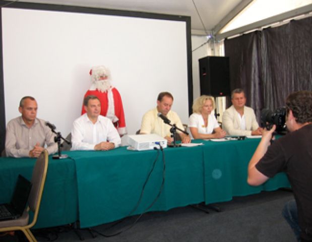 Konferencja prasowa … Więcej Uczestnicy konferencji prasowej podczas inauguracji kampanii „Mikołaj na plaży”. Za stołem siedzą od lewej: Waldemar Miśko, prezes Zachodniopomorskiej Regionalnej Organizacji Turystycznej, Władysław Husejko, marszałek woj. zachodniopomorskiego, Mieczysław Struk, marszałek woj. pomorskiego, Marta Chełkowska, prezes Pomorskiej Regionalnej Organizacji Turystycznej, dyrektor Departamentu Turystyki UMWP, Artur Żyrkowski, prezes Agencji Promocji Miast i Regionów/ fot.: Kazimierz Netka