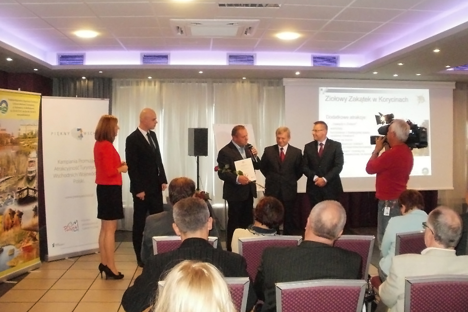 Podczas konferencji POT i PROT … Więcej Podczas konferencji zorganizowanej przez Polską Organizację Turystyczną i Podlaską Regionalną Organizację Turystyczną odbyło się uroczyste wręczenie wyróżnień finalistom regionalnym. Od lewej Sylwia Agnieszka Grudzińska, dyrektor Biura PROT; Bartłomiej Andruk, prezes PROT; Mirosław Angielczyk – Ziołowy Zakątek w Korycinach; Jacek Piorunek, członek Zarządu Województwa Podlaskiego; Rafał Szmytke, prezes POT