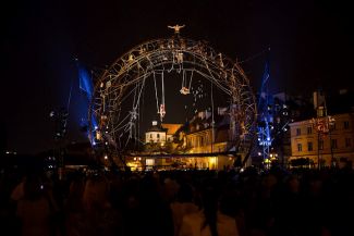 Oto Cirk Vost!!! … Więcej Carnaval Sztuk-mistrzów w Lublinie. Późnym wieczorem na placu Zamkowym artyści z grupy Cirk Vost zaprezentowali akrobacje powietrzne na specjalnie przygotowanej konstrukcji / fot.: Jacek Szerer