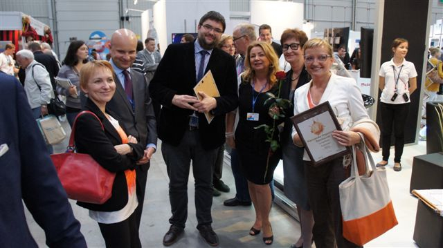 Na warszawskim stoisku … Więcej Od prawej Katarzyna Ratajczyk, dyrektor Biura Promocji m.st. Warszawy; Barbara Tekieli, dyrektor Stołecznego Biura Turystyki; Teresa Kotwica, kierownik Działu Marketingu Tramwaje Warszawskie Sp. z o.o; Jarosław Jóźwiak, zastępca dyrektora Gabinetu Prezydenta m.st. Warszawy; Tomasz Kułakowski, dyrektor Warszawskiej Organizacji Tursytycznej; Anna Witkowska, zastępca dyrektora SBT