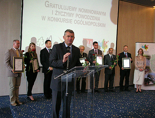 Przewodniczący Kapituły Tomasz Wiktor … Więcej Przewodniczący Kapituły Tomasz Wiktor gratuluje nominacji i wyróżnień przedstawicielom produktów turystycznych Wielkopolski zgłoszonych do Konkursu POT na Najlepszy Produkt Turystyczny 2012. Dyplomy z rąk prezesa WOT odebrali Andrzej Kaleniewicz, kierownik Oddziału Turystyki Departament Sportu i Turystyki Urzędu Marszałkowskiego Województwa Wielkopolskiego; Joanna Pańczak, przedstawiciel Fundacji Malta Festiwal Poznań; Dariusz Pilak, starosta gnieźnieński; Katarzyna Skopiec, przedstawicielka Stowarzyszenia Instytutu Rozwoju i Promocji Kolei w Poznaniu; Jerzy Aleksander Splitt, dyrektor Muzeum Okręgowego Ziemi Kaliskiej w Kaliszu; Grzegorz Rusiecki, wiceprezydent Miasta Leszna, przewodniczący Organizacji Leszno Region; Marek Tchórza, wójt Gminy Drawsko; Franciszek Strugała, burmistrz Czarnkowa.