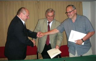Męskie uściski sygnatariuszy ... Więcej Męskie uściski dłoni sygnatariuszy deklaracji współpracy. Od lewej Albert Litwinowicz, wójt gminy Białowieża; Cezary Krawczyk, wójt gminy Inowłódz i Michał Słoniewski, prezes LOT w Spale
