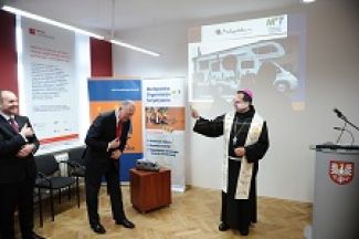 Biskup Damian Muskus … Więcej Biskup Damian Muskus święci nowy lokal MOT. Obok marszałek Małopolski Marek Sowa i prezes MOT Leszek Zegzda