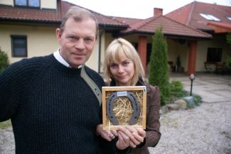 Właściciele „Domu nad jeziorem” … Więcej Prezes Lokalnej Organizacji Turystycznej w Bornem Sulinowie Leszek Olszewski z żoną Małgorzatą. Podkowa, którą prezentują, otrzymali od jednego z gości swego „Domu nad jeziorem” / fot. Marek Perzyński