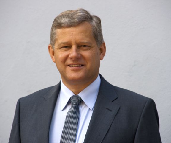 Ryszard Woźniak, prezes Regionalnego Stowarzyszenia Turystyczno-Uzdrowiskowego, które ...Więcej Ryszard Woźniak, prezes Regionalnego Stowarzyszenia Turystyczno-Uzdrowiskowego w Kołobrzegu, które działa od jedenastu lat i skupia obecnie 100 członków. Stowarzyszenie współpracuje z władzami miasta, CPiIT, należy do Zachodniopomorskiej Regionalnej Organizacji Turystycznej, a prezes Woźniak pełni funkcję członka Zarządu ZROT