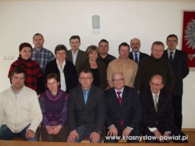 26 marca 2010. Pamiątkowa fotografia członków założycieli LOT „Krasnystaw-Wrota Roztocza”. W środku pierwszego rzędu prezes Józef Grzesiuk