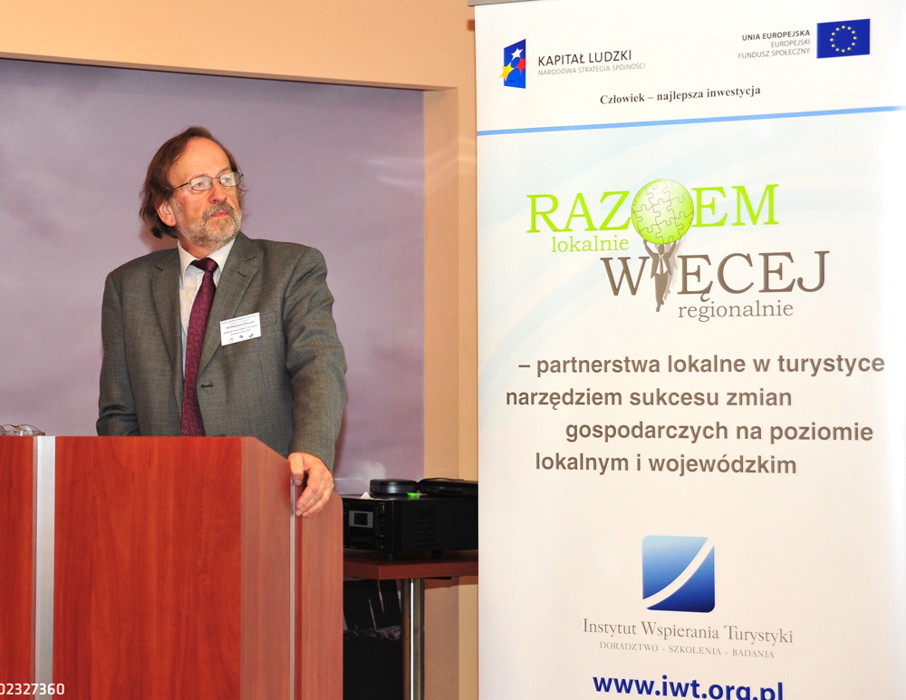 - POT nie decyduje o tym, jak...Więcej - POT nie decyduje o tym, jak zbierane są informacje lokalne. Baza musi się tworzyć oddolnie, natomiast my dokonujemy wprowadzenia wskazanych atrakcji, produktów i obiektów do bazy. Udzielać będziemy też narzędzi do korzystania z bazy - wyjaśniał dyrektor Departamentu Systemów Informacyjnych POT dr Mirosław Nalazek. Fot. Bartosz Ćmiel