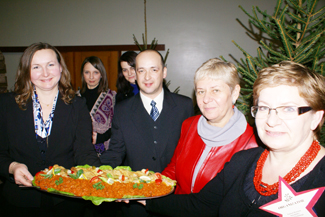 Podczas Ślężańskiego Festiwalu Rzemiosł Rękodzieła i Produktu Lokalnego … Więcej Od lewej: Izabela Zamirska-Rajek (wiceprzewodnicząca Rady LGD „Ślężanie”, pracownik magistratu w Niemczy), Natalia Fabisiak i Agnieszka Śliż (Lokalna Grupa Działania „Gromnik” w Strzelinie), Mirosław Stawski (wiceprzewodniczący Rady LGD „Ślężanie”, dyrektor Gminnego Centrum Kultury w Mietkowie), Maria Banach (prezes LGD Leader A 4, dyrektor Gminnego Centrum Kultury w Siechnicach) i Elżbieta Pasławska (prezes Stowarzyszenia „Ślężanie” - Lokalna Grupa Działania) / fot.: Marek Perzyński