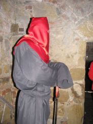 „Biecki kat” jako atrakcja turystyczna … Więcej W poszukiwaniu historycznej prawdy. W romantycznym XIX wieku, kiedy wszystko musiało być nieco mroczne, tajemnicze i czasami przerażające, szkołę katów w Bieczu wymyślił prawdopodobnie pełen fantazji dziennikarz. W Słowniku Geograficznym Królestwa Polskiego znalazł się nawet zapisek: „W okolicznych górach ukrywało się tylu opryszków, że w 1614 roku stracono ich 120. To zrodziło potrzebę powoływania ludzi do wykonywania wyroków i stąd Biecz stał się głośny na całą Polskę swoją szkołą katów”. I tak powstała legenda.