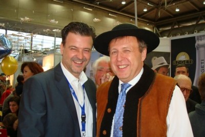 Włodzimierz Szeląg, dyrektor wiedeńskiego ośrodka POT...Więcej Włodzimierz Szeląg, dyrektor wiedeńskiego ośrodka POT (w kapeluszu) i Gerhard Bergher, prezes Dertur Austria