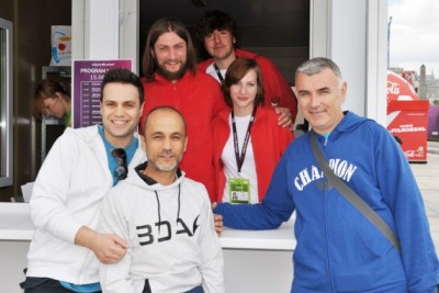 Całkowicie jawnie...Więcej Całkowicie jawnie poprosiliśmy do zdjęcia klientów punktu „it” w Strefie Kibica przed warszawskim PkiN