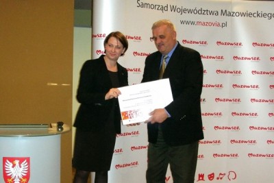 Symboliczne dokumenty potwierdzające akt przekazania...Więcej Symboliczne dokumenty potwierdzające akt przekazania zestawów komputerowych odebrał z rąk wiceprezes POT Elżbiety Wąsowicz-Zaborek prezes Mazowieckiej Regionalnej Organizacji Turystycznej Jan Błoński