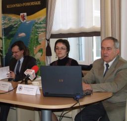 Za stołem konferencyjnym od lewej Michał Korolko, wicemarszałek województwa kujawsko–pomorskiego, prezes K-POT oraz autorzy raportu - mgr Agnieszka Radkiewicz i dr Andrzej Anszperger, naukowcy z Uniwersytetu im. M. Kopernika w Toruniu/ fot.: Biuro K-POT, R. Frąckiewicz