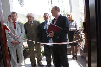 Uroczysta inauguracja. Od lewej Jerzy Starzykiewicz, skarbnik Stowarzyszenia Ziemi Lipowieckiej; Andrzej Jura, wiceprzewodniczący Rady Powiatu Chrzanowskiego; Tadeusz Szybalski, wiceprzewodniczący Rady Powiatu Chrzanowskiego; Adam Potocki, wicestarosta Powiatu Chrzanowskiego