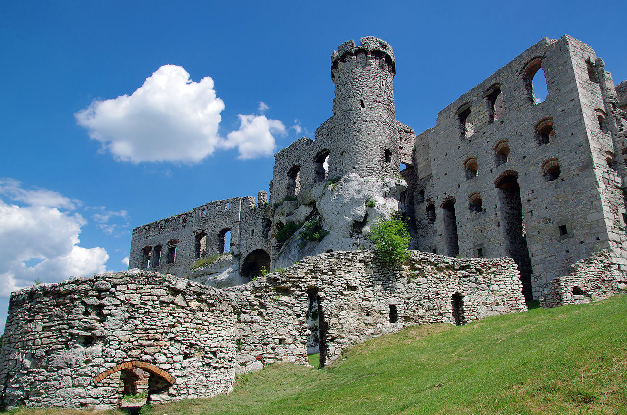 zamek ogrodzieniec fot jakub calun wikipedia cc
